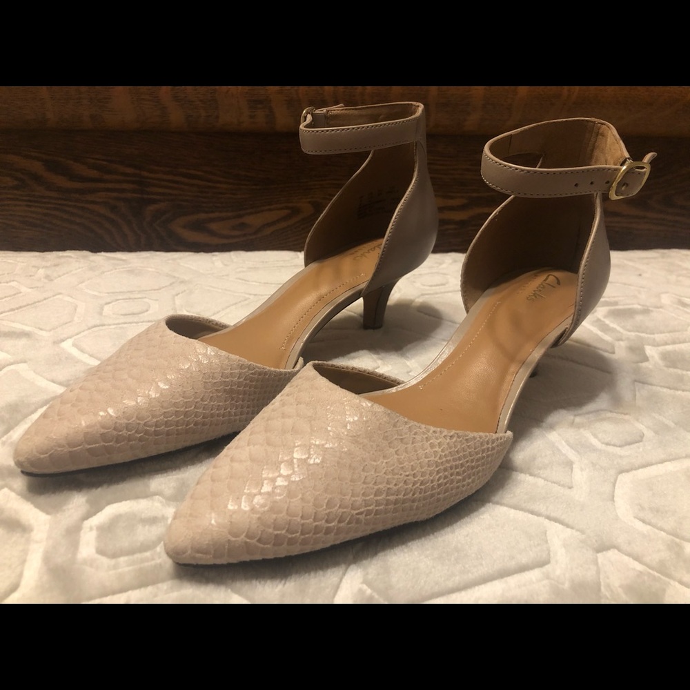 Clarks Leather Pumps (7 1/2)